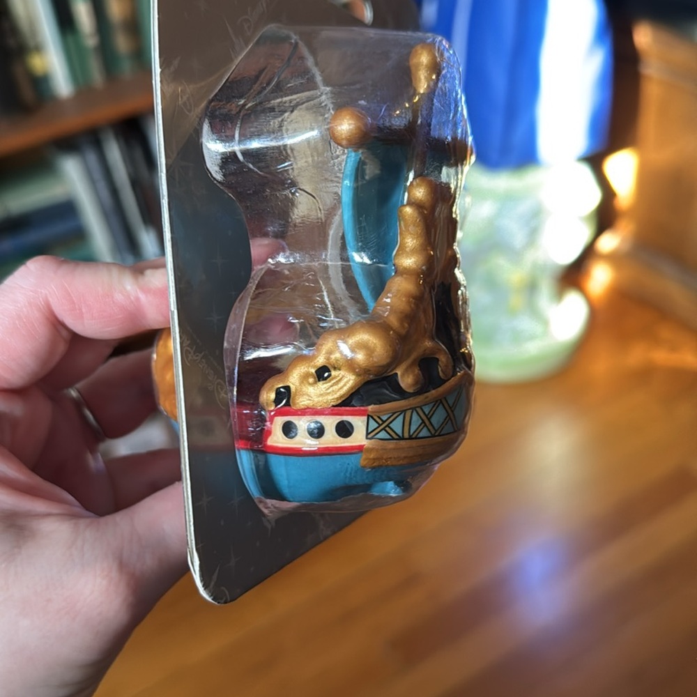 ✨ Disney Peter Pan Salt and Pepper Shakers - Picture 5 of 5